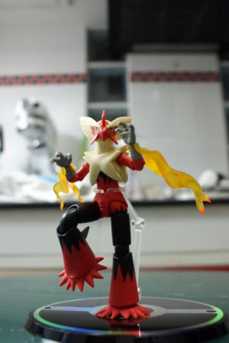 S.H.Figuarts Mega Blaziken 3